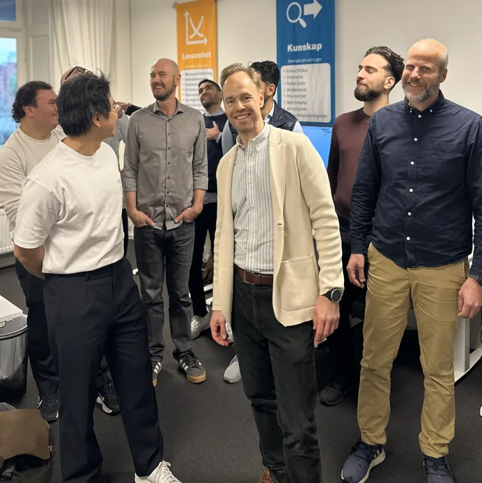 Medarbetare på Digital Engine tillsammans på kontoret